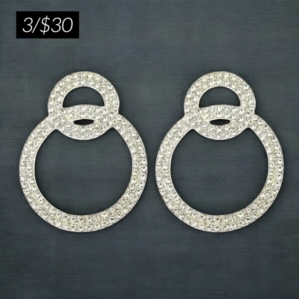 ✨3/$30✨ 🆕Gorgeous Silver And Crystal Double Loop Earrings